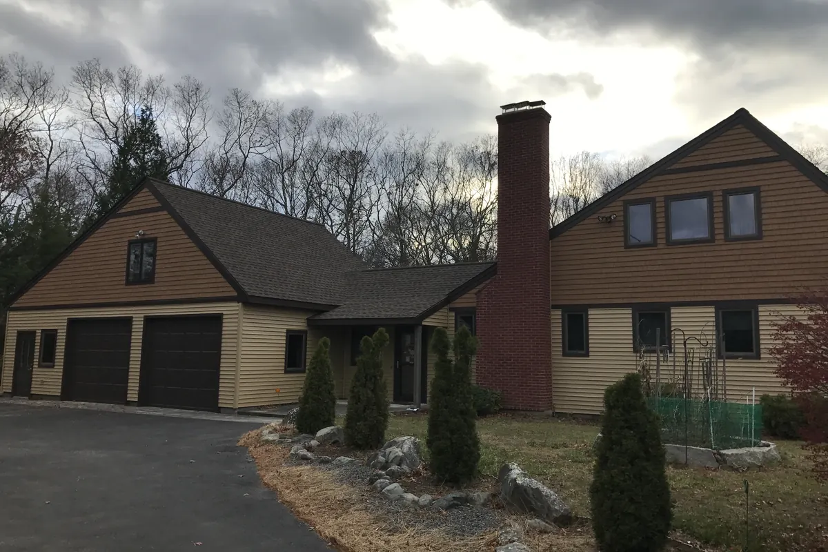 Completed MR. ROOF. INC siding replacement in Southeastern Massachusetts